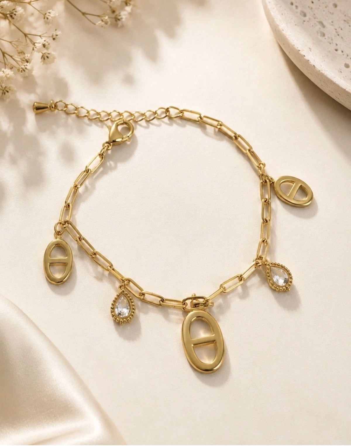 Bracelet doré à breloque